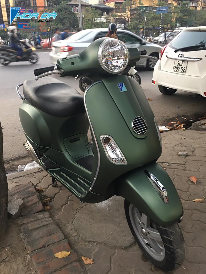 mau-son-xe-hot-trend-2019-vespa son xanh reu san