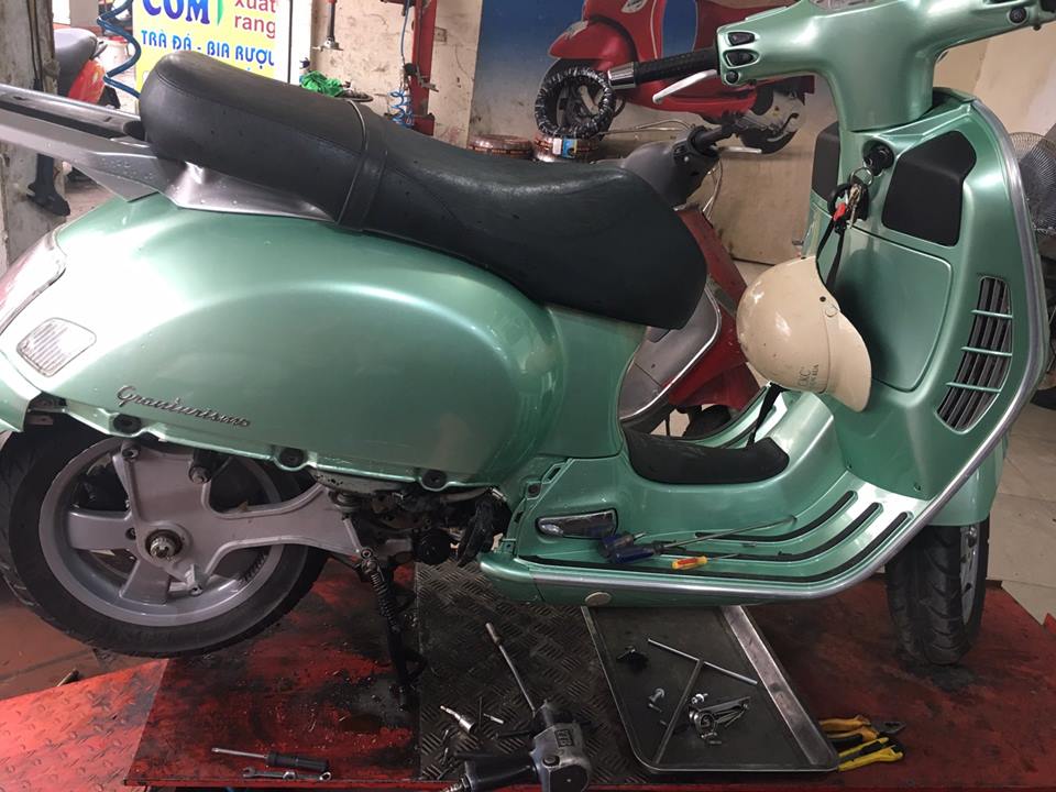 THAY BƯỞNG NƯỚC VESPA GT BỐC KHÓI NGHI NGÚT